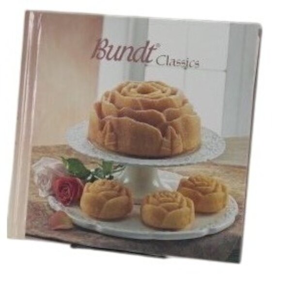 Bundt Classics Cookbook by Nordic Ware 150 Favorite & Unique Bundt Cake Recipes - Picture 1 of 4